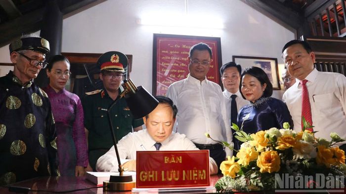 Đồng chí Trịnh Văn Quyết, Ủy viên Bộ Chính trị, Bí thư Trung ương Đảng, Trưởng Ban Tuyên giáo Trung ương ghi sổ lưu niệm. (Ảnh: QV)