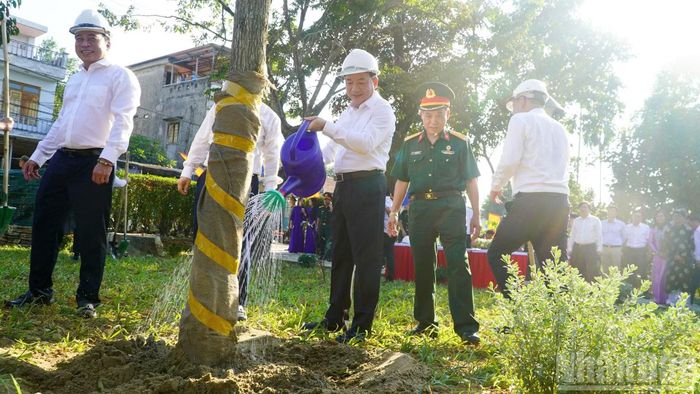 Đồng chí Trịnh Văn Quyết, Ủy viên Bộ Chính trị, Bí thư Trung ương Đảng, Trưởng Ban Tuyên giáo Trung ương trồng cây tại khuôn viên Di tích quốc gia Nhà lưu niệm Huỳnh Thúc Kháng. (Ảnh: QV)