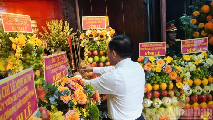 Đồng chí Trịnh Văn Quyết, Ủy viên Bộ Chính trị, Bí thư Trung ương Đảng, Trưởng Ban Tuyên giáo Trung ương dâng hương cụ Huỳnh Thúc Kháng. (Ảnh: QV)