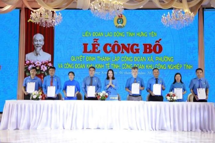 Ký kết biên bản bàn giao Công đoàn cơ sở. (Ảnh: MAI TÚ)