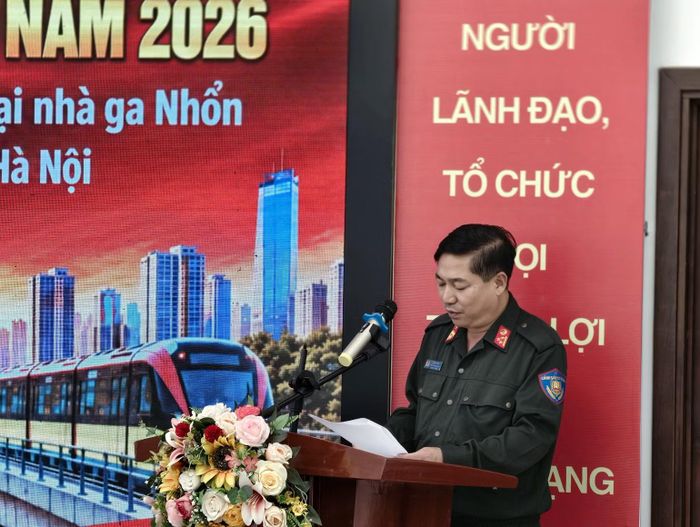 Thượng tá Lê Phú Tình, Phó Trưởng đoàn Cảnh sát đường sắt số 1, phát biểu, phổ biến các phương án phối hợp tại buổi diễn tập. (Ảnh: Metro Hà Nội)