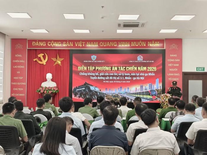 Các lực lượng tham gia diễn tập nghe phổ biến phương án phối hợp, xử lý tình huống tại buổi diễn tập. (Ảnh: Metro Hà Nội)