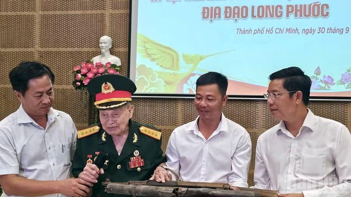 Đại tá Nguyễn Văn Tàu - Anh hùng lực lượng vũ trang nhân dân tặng kỷ vật kháng chiến cho bảo tàng. (Ảnh: LÊ ĐÌNH THÌN)