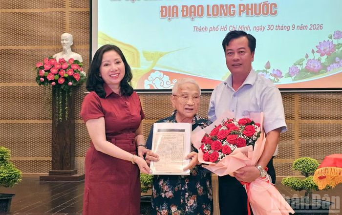 Tặng cuốn Lý lịch Đảng của đồng chí Nguyễn Minh Ninh cho bảo tàng. (Ảnh: LÊ ĐÌNH THÌN)