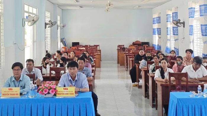 Nhiều nông dân tham dự khai giảng. (Ảnh: QUÝ NGỌC)