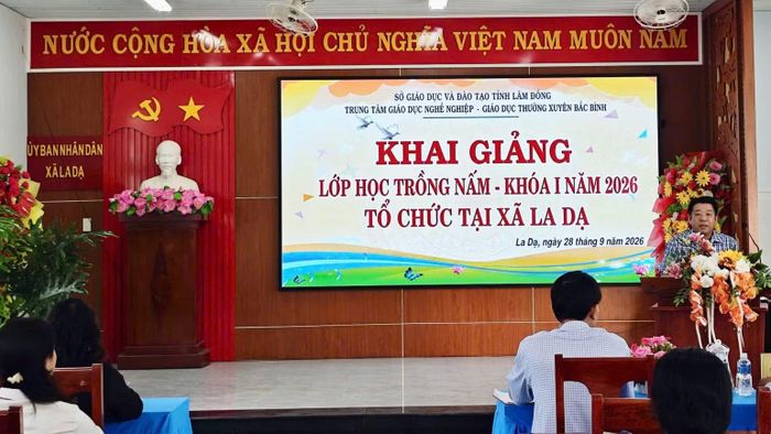 Giảng viên tập huấn cho nông dân (Ảnh: QUÝ NGỌC)