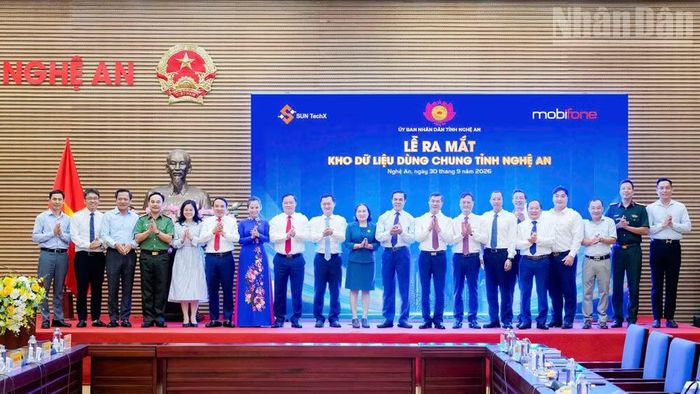 Đại diện lãnh đạo tỉnh Nghệ An và các đơn vị tại sự kiện công bố vận hành thử nghiệm kho dữ liệu chung.
