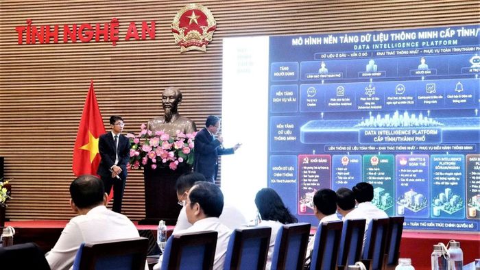 Đại diện Mobifone Nghệ An và Suntechx trình bày công nghệ kho dữ liệu dùng chung.