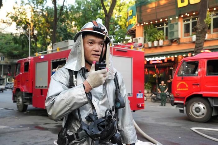 Các chiến sĩ cảnh sát phòng cháy, chữa cháy và cứu nạn, cứu hộ tập trung cao độ làm nhiệm vụ. (Ảnh: Công an Hà Nội)