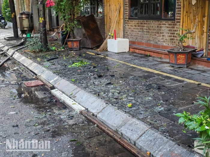 Kính tại tầng 3 bị đập vỡ để bảo đảm lối tiếp cận cho thiết bị chữa cháy. (Ảnh: MINH DUY)