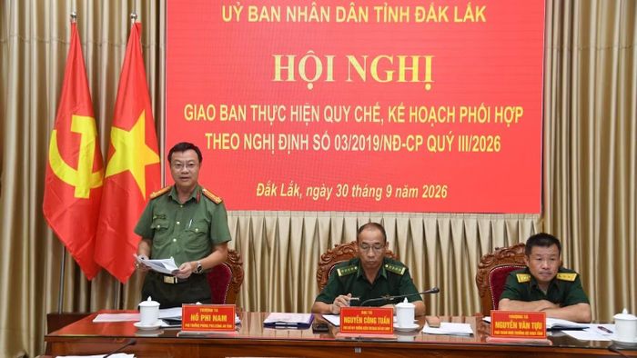 Thượng tá Hồ Phí Nam, Phó trưởng phòng Tham mưu Công an tỉnh Đắk Lắk phát biểu tại hội nghị. (Ảnh: NGUYỄN LÂN)