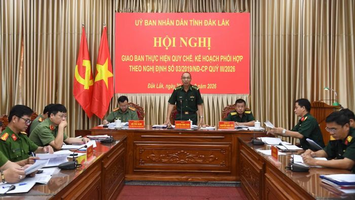 Đại tá Nguyễn Công Tuấn, Phó Chỉ huy trưởng kiêm Tham mưu trưởng Bộ đội Biên phòng tỉnh Đắk Lắk phát biểu tại hội nghị. (Ảnh: NGUYỄN LÂN)