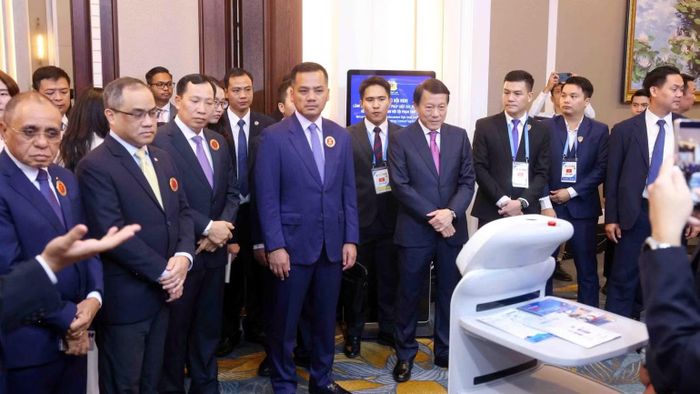 Các đại biểu tham quan các gian trưng bày sản phẩm công nghệ của Bộ Công an Việt Nam. (Ảnh: HẢI NAM)