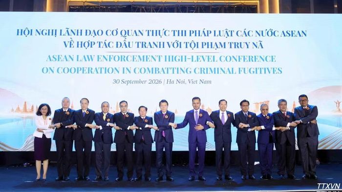 Đại tướng Lương Tam Quang, Bộ trưởng Công an Việt Nam cùng các Trưởng đoàn các nước ASEAN và Ban Thư ký ASEAN. (Ảnh: TTXVN)