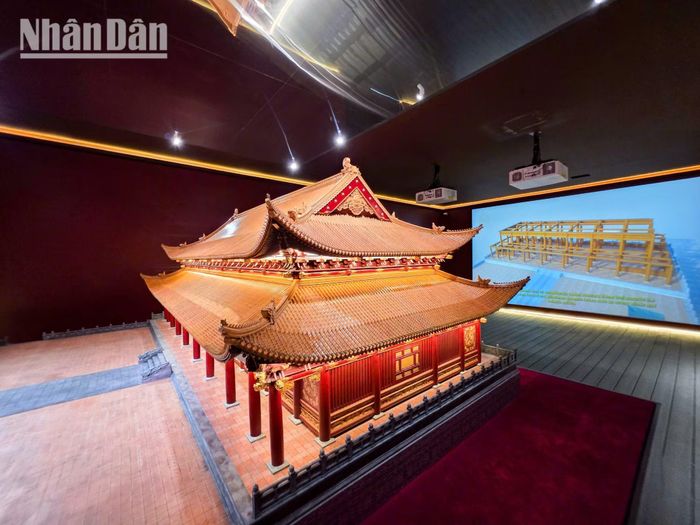 Mô hình phục dựng Điện Kính Thiên được đặt tại vị trí trung tâm trong không gian trưng bày ở Di tích Hoàng thành Thăng Long (Hà Nội), thu hút đông đảo du khách và giới nghiên cứu tới thưởng lãm.