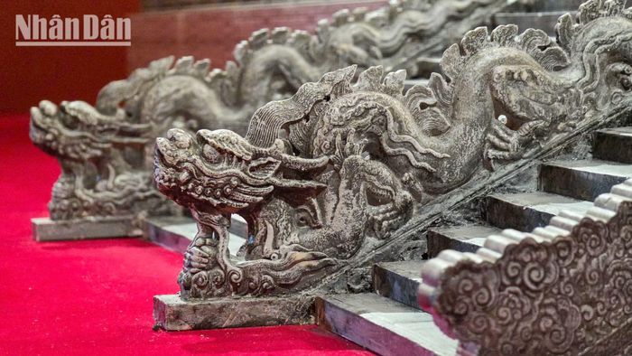Bộ thềm bậc đá chạm rồng nguyên gốc thời Lê sơ còn lưu giữ đến nay đã được công nhận là Bảo vật quốc gia từ tháng 12/2020.