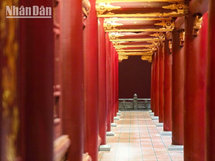 Hệ thống cột gỗ của chính điện được thể hiện với 10 cột theo chiều ngang và 6 cột theo chiều dọc, tạo nên tổng cộng 60 cột nâng đỡ.