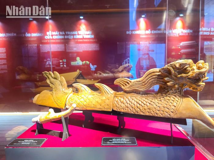 Chi tiết hoa văn đầu rồng vươn cao trên các góc mái làm nổi bật đặc trưng trang trí kiến trúc cung điện thời Lê.