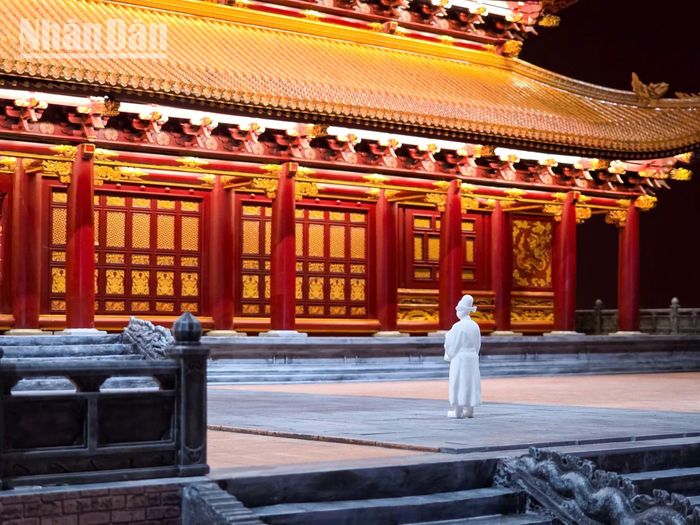 Công trình nằm ở trung tâm Cấm thành Thăng Long, là nơi các hoàng đế cử hành nghi lễ thiết triều, tiến hành các hoạt động chính trị và ngoại giao trọng đại của đất nước.
