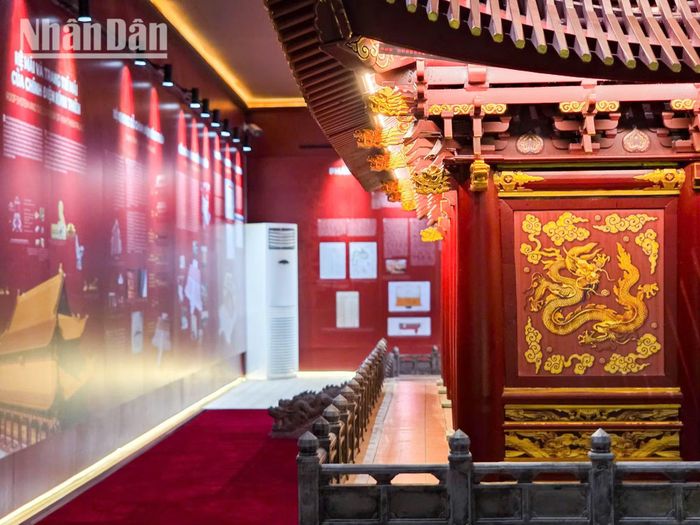 Cấu kiện đầu ngói rồng và sừng rồng men vàng thời Lê sơ (thế kỷ 15) khai quật được trưng bày song song cùng mô hình để công chúng đối sánh.