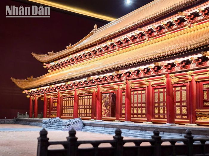 Kết cấu bộ khung gỗ sử dụng hệ đấu củng kết hợp chồng diêm tinh xảo, thể hiện đỉnh cao kỹ thuật kiến trúc gỗ cổ truyền Việt Nam.