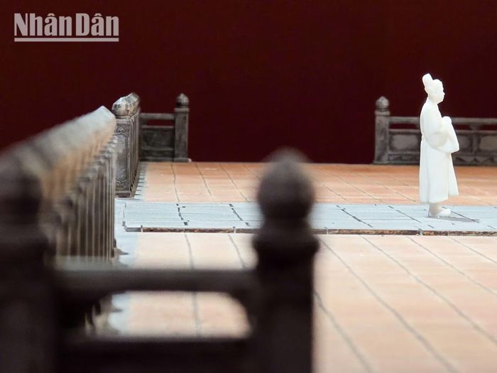 Lối đi chính giữa thềm bậc đá là đường Ngự đạo dành riêng cho nhà vua bước lên chính điện cử hành đại lễ.