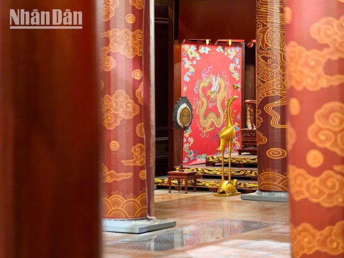 Góc nhìn bên trong Điện Kính Thiên trên mô hình, giúp công chúng hình dung nơi đặt ngai vàng và diễn ra các buổi bàn việc nước của triều đình.