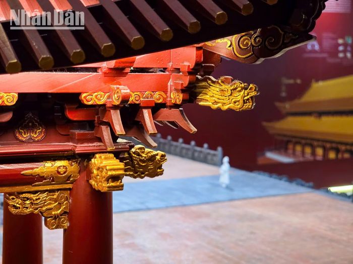 Sân Đại Triều rộng lớn trước điện là nơi hàng trăm quan văn võ xếp hàng chỉnh tề theo phẩm cấp trong các buổi thiết triều.