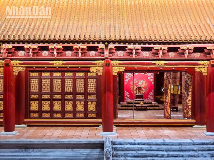Phía trước Điện Kính Thiên là hệ thống thềm bậc đá đồ sộ gồm 11 bậc, phân chia thành 3 lối đi riêng biệt.