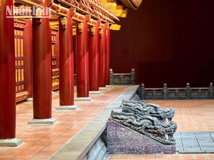 Dù công trình gỗ nguyên gốc đã bị phá hủy qua lịch sử, các dấu tích khảo cổ và nền điện còn lại vẫn minh chứng cho quy mô nguy nga ban đầu.