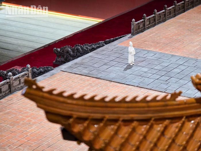 Điện được xây dựng trên đỉnh núi Nùng, vị trí được xem là huyệt điểm "tàng phong tụ khí", nơi "thông thiên đạt địa" tiếp nối nền cũ Điện Càn Nguyên (thời Lý) và Điện Thiên An (thời Trần).