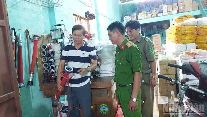 Ông Hai Nùng giới thiệu trang thiết bị chữa cháy tự mua sắm. (Ảnh: Công an Đồng Tháp)