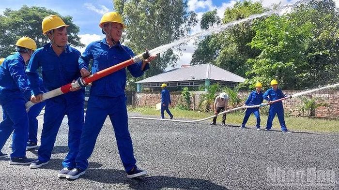 Trang thiết bị của ông Phạm Văn Nùng được các thành viên trong Đội đem ra tập luyện, thực hành chữa cháy. (Ảnh: Công an Đồng Tháp)