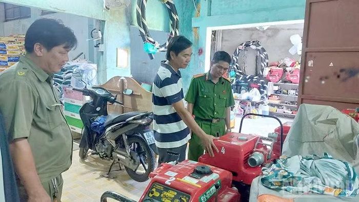 Ông Phạm Văn Nùng sắm 4 máy chữa cháy chuyên dụng mới. (Ảnh: Công an Đồng Tháp)