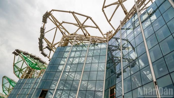 Hệ thống kính mặt ngoài đang được lắp dựng. (Ảnh: Sungroup)