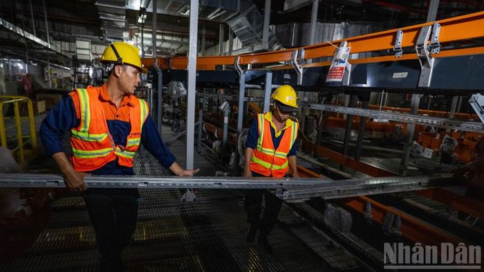 Bên trong Nhà ga T2, các tổ đội cũng khẩn trương không kém với việc lắp đặt hàng loạt hạng mục hệ thống kỹ thuật. (Ảnh: HOÀNG HÀ)