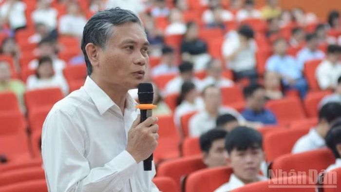 Đồng chí Hoàng Bùi Bảo, Phó Hiệu trưởng Trường đại học Y-Dược Huế phát biểu. (Ảnh: QUANG TIẾN)