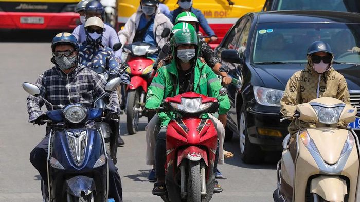 Tài xế lái xe công nghệ hoạt động trên đường phố Hà Nội. (Ảnh: ĐĂNG ANH)