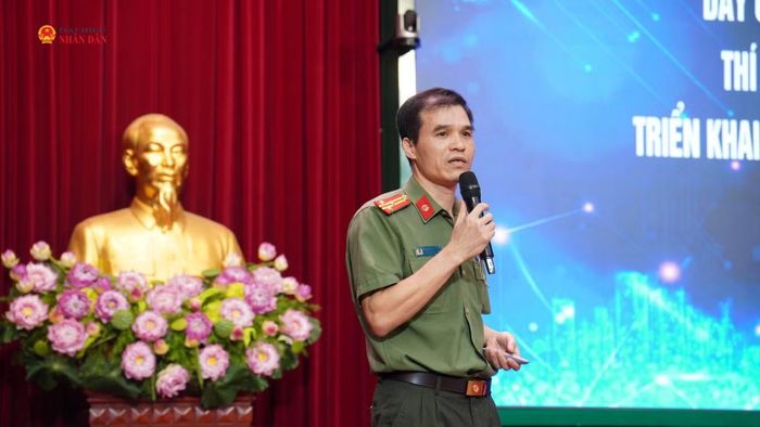 Thượng tá Dương Minh Tuyến, Phó Trưởng phòng Tham mưu Công an thành phố Hà Nội trình bày tham luận tại tọa đàm. (Ảnh: TRỌNG NGHĨA)