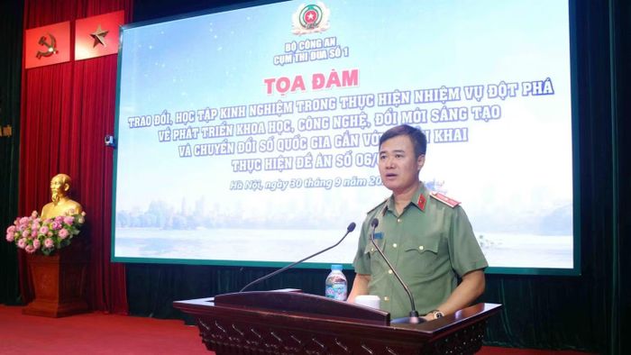 Phó Giám đốc Công an thành phố Hà Nội Nguyễn Ngọc Quyền phát biểu khai mạc tọa đàm. (Ảnh: KIÊN PHẠM)