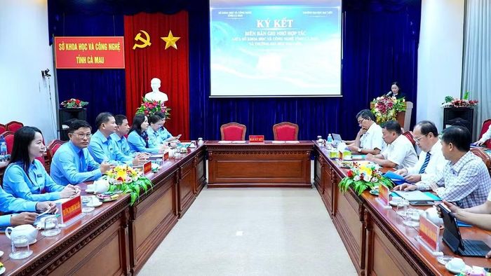 Quang cảnh buổi ký kết biên bản ghi nhớ hợp tác giữa Sở Khoa học-Công nghệ tỉnh Cà Mau và Trường đại học Bạc Liêu. (Ảnh: HOÀN THÀNH)