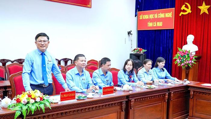 Tiến sĩ Phan Văn Đàn, Hiệu trưởng Trường đại học Bạc Liêu (đứng) nhấn mạnh, khoa học-công nghệ là điểm nhấn trong đào tạo của nhà trường. (Ảnh: HOÀN THÀNH)