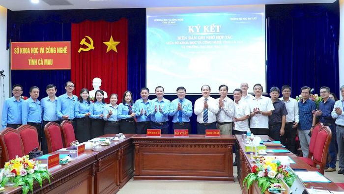 Đại biểu hai đơn vị chụp ảnh lưu niệm đánh dấu bước hợp tác phát triển mới giữa Sở Khoa học và Công nghệ Cà Mau và Trường đại học Bạc Liêu. (Ảnh: HOÀN THÀNH)