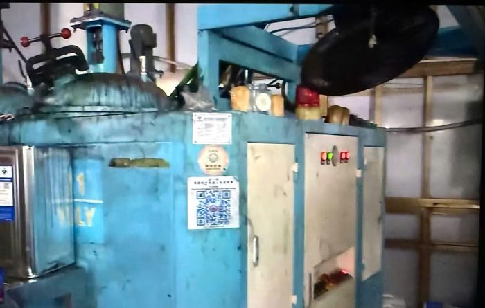 Các xưởng sản xuất thường tập kết nhiều máy móc, thiết bị có công suất lớn, tiềm ẩn nguy cơ chập, cháy nếu không được kiểm tra thường xuyên. (Ảnh: HÀ NHUNG)