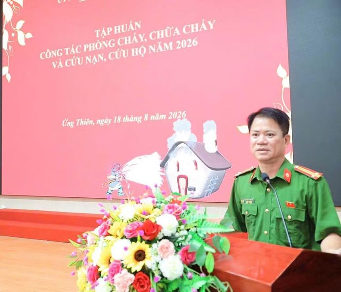 Trung tá Nguyễn Thành Đô chỉ ra nhiều nguyên nhân có thể gây cháy tại các nhà xưởng vào mùa mưa bão. (Ảnh: HÀ NHUNG)
