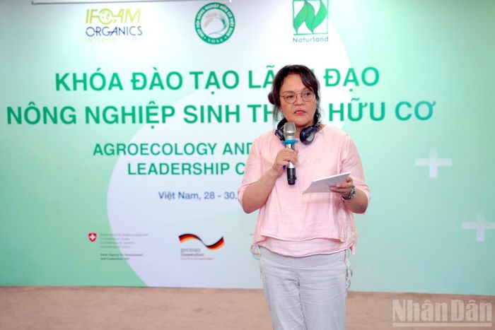 Bà Patricia Flores, đại diện IFOAM - Organics International, đánh giá cao nỗ lực của các học viên trong việc phát triển ý tưởng thành các đề án cụ thể.