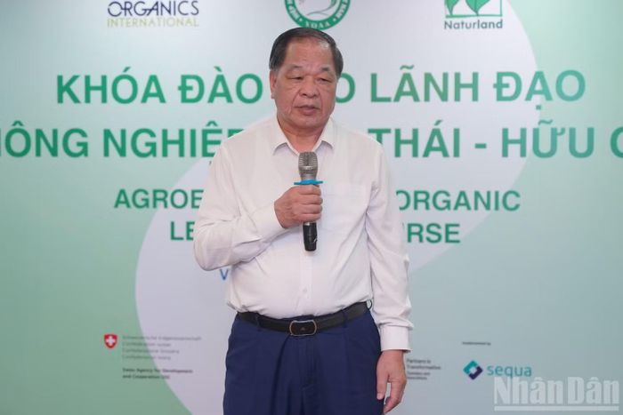Tiến sĩ khoa học Hà Phúc Mịch, Chủ tịch Hiệp hội Nông nghiệp Hữu cơ Việt Nam (VOAA), phát biểu tại lễ bế mạc khóa học.