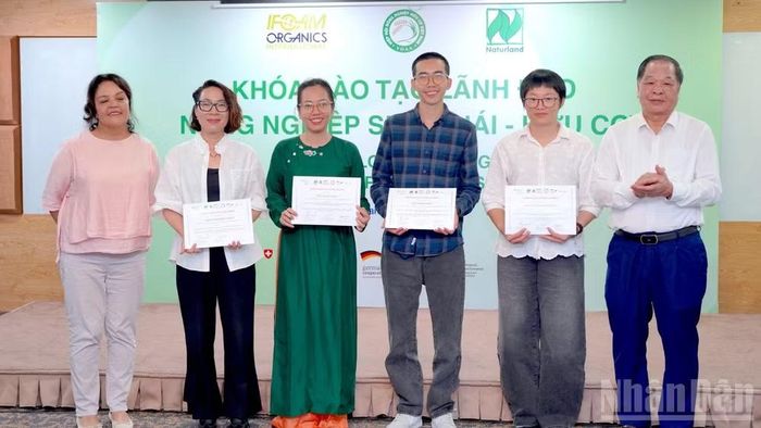 Bốn đề án phát triển tiêu biểu, góp phần thúc đẩy thực hành nông nghiệp sinh thái, hữu cơ và phát triển hệ thống thực phẩm bền vững được vinh danh tại lễ bế mạc khóa học.