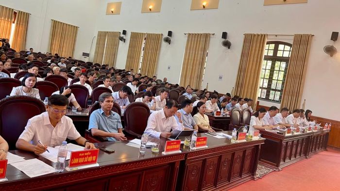 Các đại biểu tham dự buổi tiếp xúc cử tri tại xã Yên Mô.