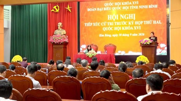 Quang cảnh buổi tiếp xúc cử tri tại phường Kim Bảng.
